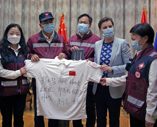 中国赴塞尔维亚抗疫医疗专家组返程回国