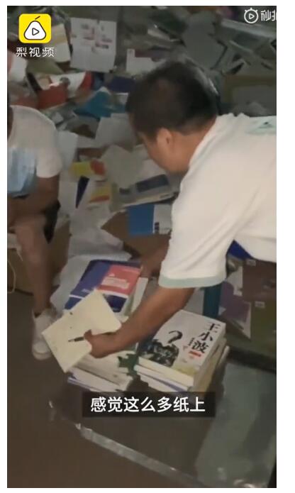  毕业生宿舍门口卖书一天7吨 学生：心疼4年的书只卖了15元