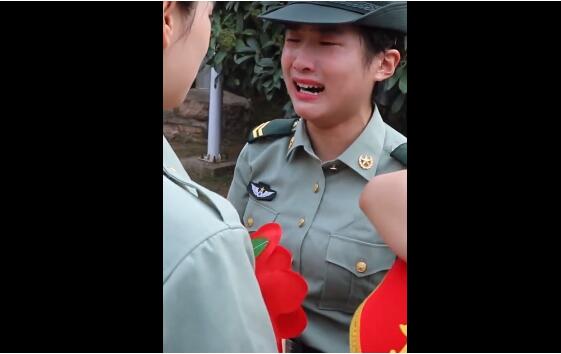 00后女枪王退伍时哭成泪人 女狙击枪王沈梦可光荣退伍