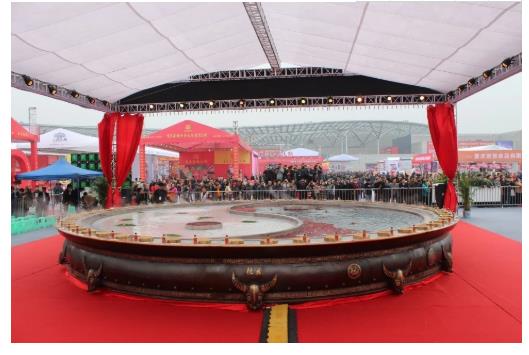 重庆“天下第一大火锅”开吃，我送上蘸酱配方，你准备好了吗？