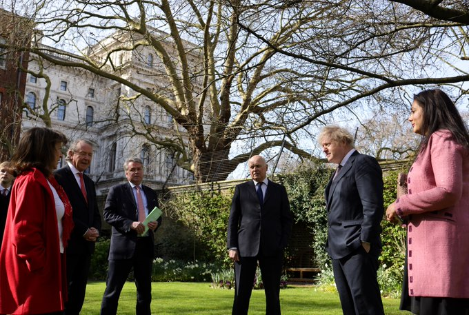 英国首相约翰逊，是要和那些被中国制裁的人站在一起吗？