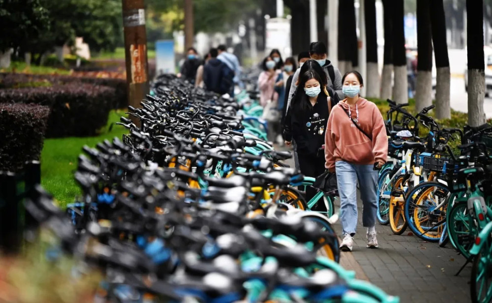 用不起的充电宝，骑不起的自行车，共享经济“举起镰刀”