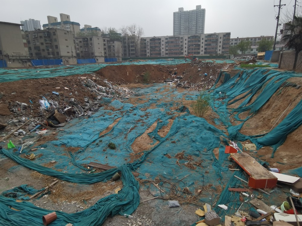 借钱交首付，四年过去工地仍是一个“坑”：教师团购房去哪了？