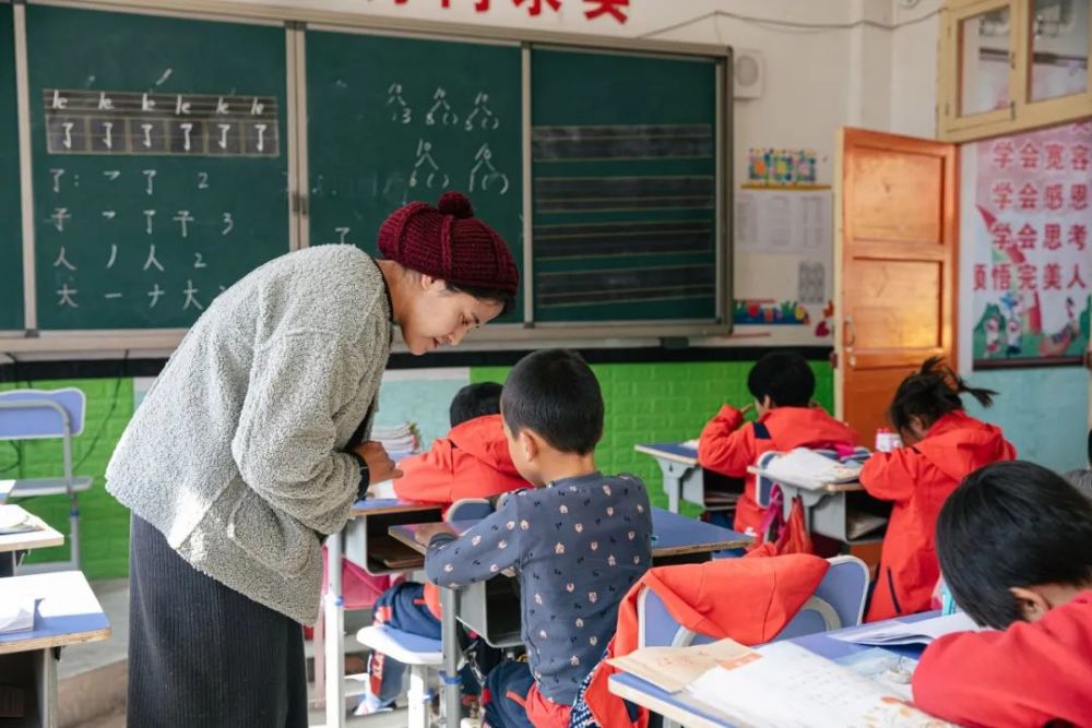 教育有时真够苦，老师工资1500