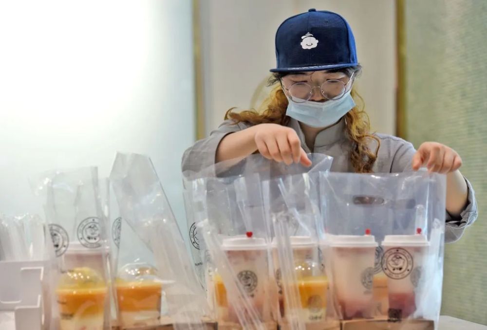 开店半年就倒闭，亏损数十万还背官司，加盟奶茶店的坑有多大？