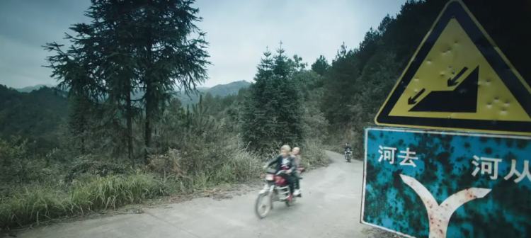 十几年997后被裁员，家人住进ICU，留守女儿：“妈妈你不会笑了”