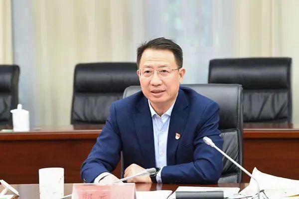 曾在3次公开选拔中胜出的他，跨省后3年3度履新！