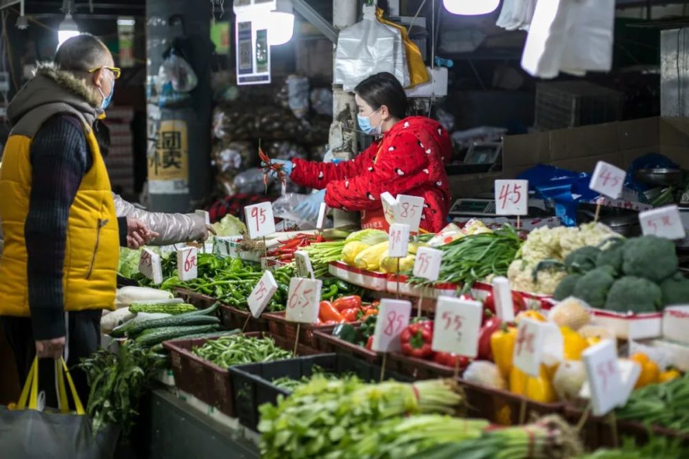 中国消费1978年来首次负增长，今年如何让老百姓愿意多花钱？