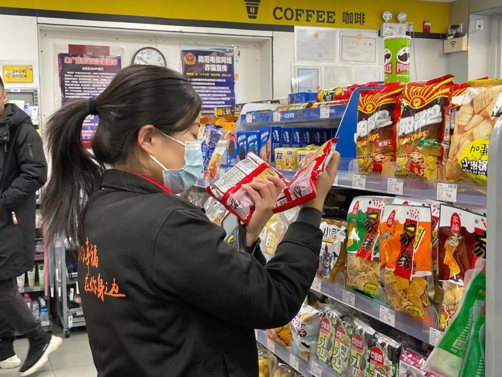 留京值守的24小时便利店员工：除夕当天货架被抢购一空