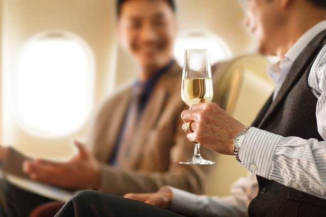 他是昔日上海首富，在皇冠赌场壕掷7亿，澳籍儿子曾与赵薇相恋