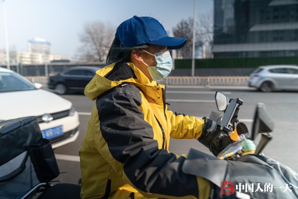 住地下出租屋的少女骑手：在北京送外卖，被老家人嘲笑