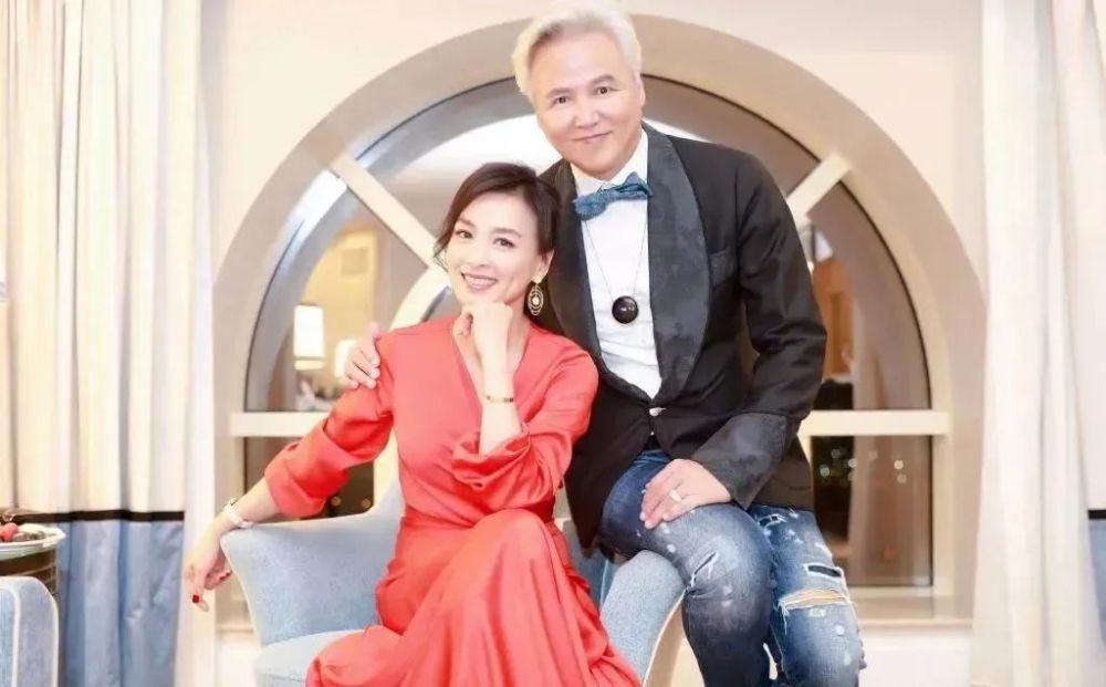 员工跪地领粥遭嘲，被摁在地上“摩擦”的张庭夫妇，爬起来照样赚钱？