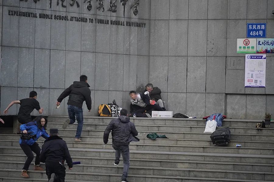 昆明人质劫持现场：被劫孩子全程没哭，女记者为特警争取到机会