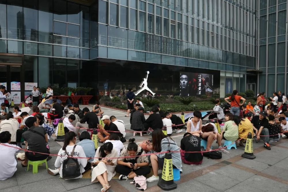 这届95后｜炒鞋暴富梦碎：辉煌时月入15万，如今一双赚50元