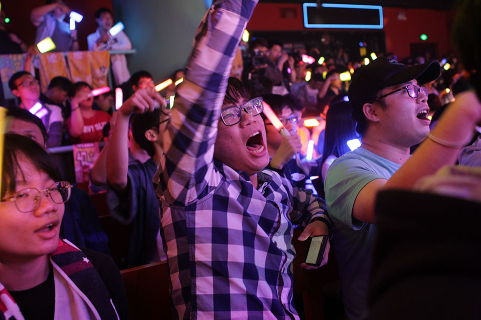 “妈妈粉”这样“养”明星：“送主持人那点东西，真的不算什么”