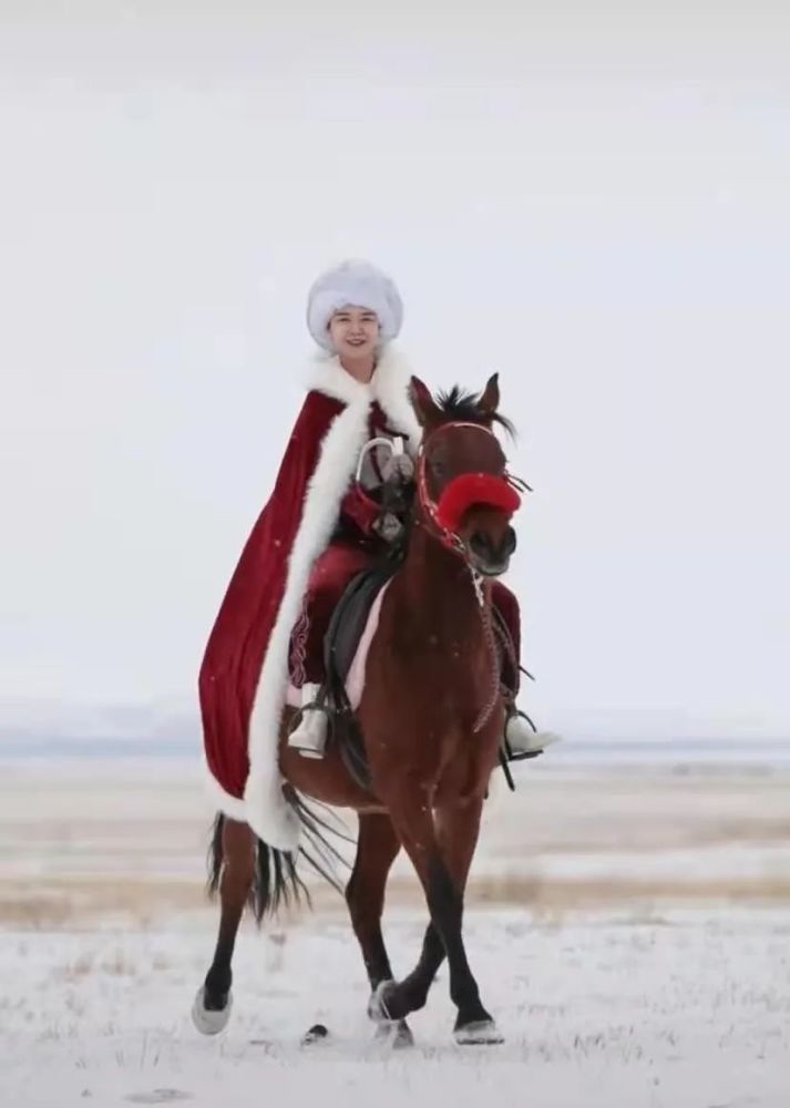 女副县长雪地策马后爆红：已停掉直播进行“冷处理”