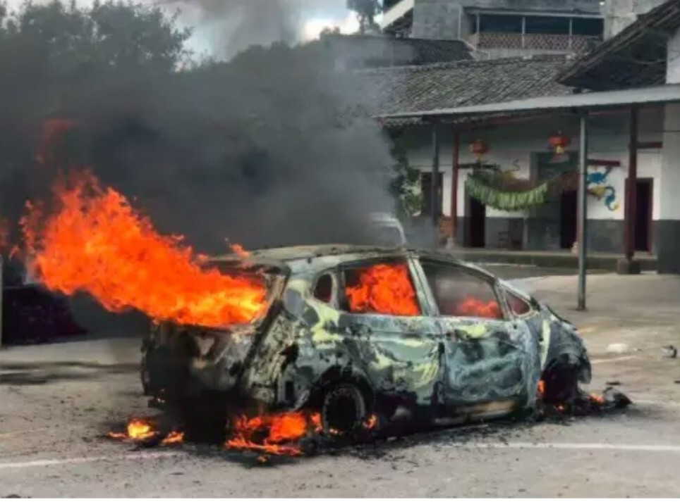 不满儿子“袒护”其母亲，男子持刀杀子烧车被判死缓